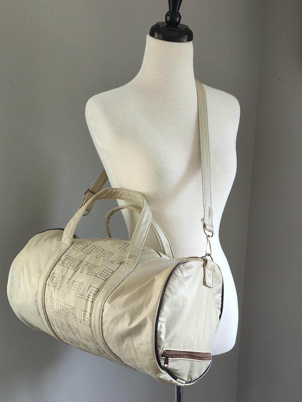 Vintage Vibe Cream Duffle Bag with Shoulder Strap And Shoe Compartment
